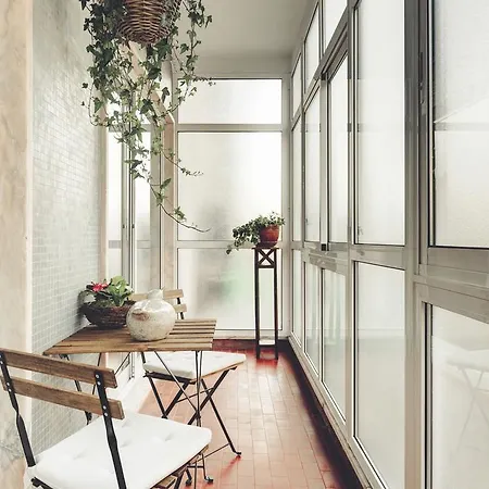 Romantic Gem In City Center Apartman