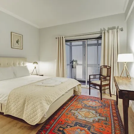 Romantic Gem In City Center Apartman